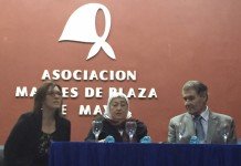 Entrega del pañuelo de Madres de Plaza de Mayo