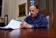 Quintela firmó un DNU para proteger a las familias frente al endeudamiento y la usura